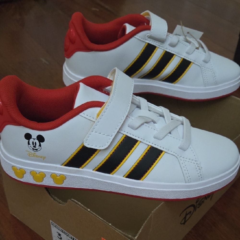 Disney Mickey Kids Shoes - White and Red Size 3 youth